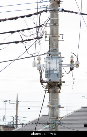 Japanische Spannung Wechselrichter auf den Strommast in der Stadt Stockfoto