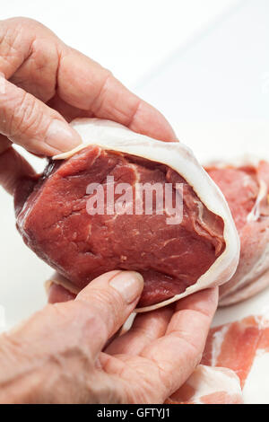 Rindfleisch Filet Medaillon mit Schweinefleisch Speck umwickeln Stockfoto