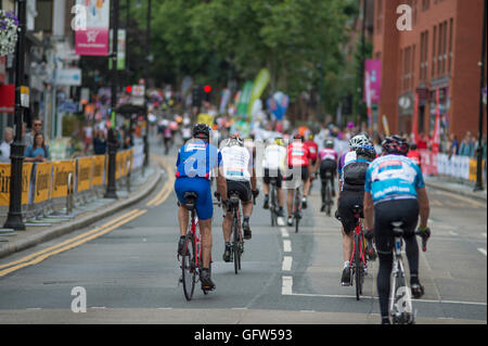 Wimbledon, London, UK. 31. Juli 2016. Das aufsichtsrechtliche RideLondon-Surrey 100 Rennen auf geschlossenen Straßen erreicht Wimbledon Hill. Stockfoto