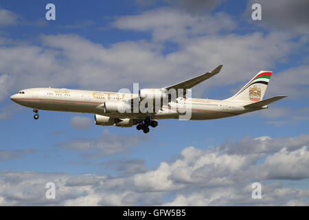 August 10, 2012:Airbus 340 von Ethiad landet auf dem Flughafen Heathrow/Heathrow/England. Stockfoto