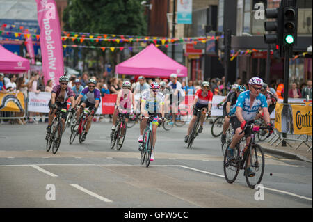 Wimbledon, London, UK. 31. Juli 2016. Das aufsichtsrechtliche RideLondon-Surrey 100 Rennen auf geschlossenen Straßen erreicht Wimbledon Zentrum. Stockfoto