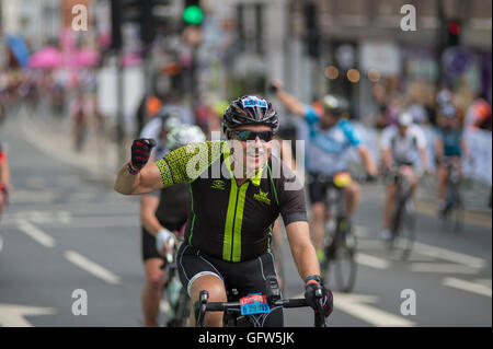 Wimbledon, London, UK. 31. Juli 2016. Das aufsichtsrechtliche RideLondon-Surrey 100 Rennen auf geschlossenen Straßen erreicht Wimbledon Hill. Stockfoto