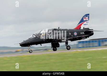 BAE Hawk T1 von 736 Squadron landet an RNAS Culdrose Stockfoto