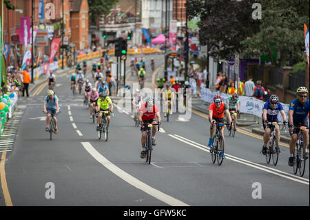 Wimbledon, London, UK. 31. Juli 2016. Das aufsichtsrechtliche RideLondon-Surrey 100 Rennen auf geschlossenen Straßen erreicht Wimbledon Hill. Stockfoto