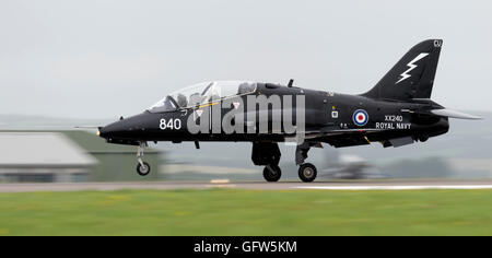 BAE Hawk T1 von 736 Squadron landet an RNAS Culdrose Stockfoto