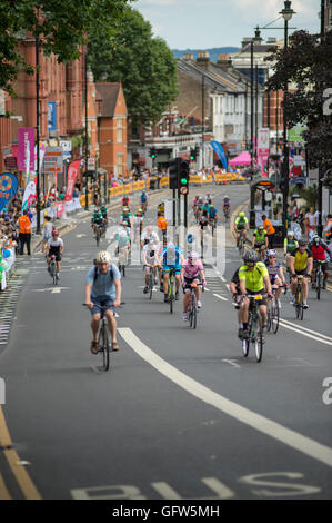 Wimbledon, London, UK. 31. Juli 2016. Das aufsichtsrechtliche RideLondon-Surrey 100 Rennen auf geschlossenen Straßen erreicht Wimbledon Hill. Stockfoto