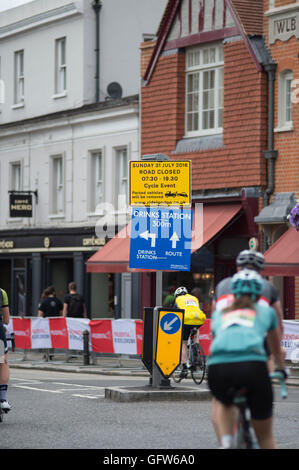 Wimbledon, London, UK. 31. Juli 2016. Das aufsichtsrechtliche RideLondon-Surrey 100 Rennen auf geschlossenen Straßen erreicht Wimbledon Village. Stockfoto