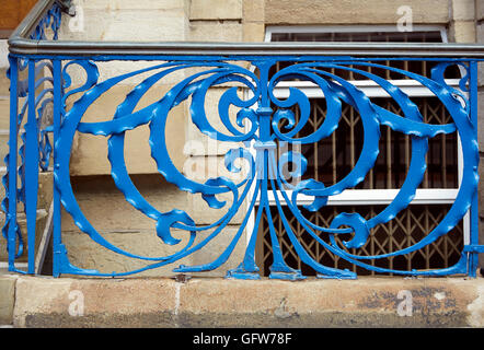 Blau lackierten Jugendstil schmiedeeiserne Geländer wirbelnden Bänder mit Handlauf und Stufen außerhalb Niederlassungen in Leeds Stockfoto