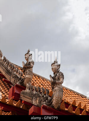 Bild von kunstvollen Statuen auf dem Dach des Tempels. Thailand. Stockfoto