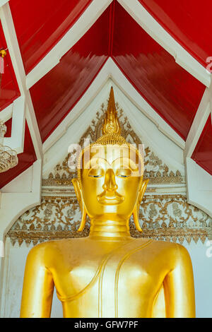 Bild von Gold Buddha-Statue im thailändischen Tempel. Stockfoto