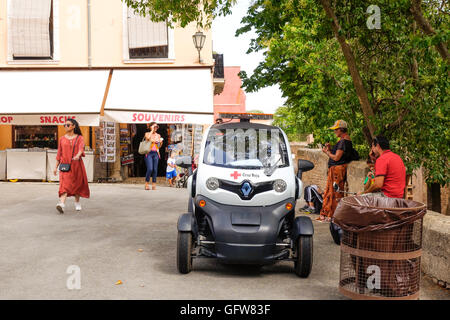 Elektro-Auto des spanischen Roten Kreuzes, Cruz Roja, geparkt im Alhambra, Granada. Spanien Stockfoto