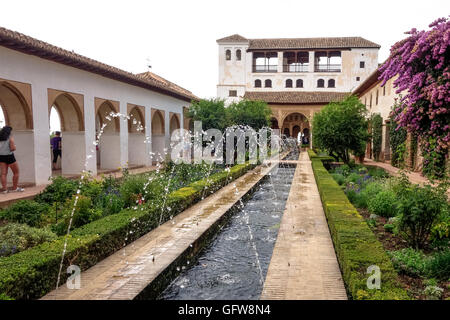 Blick auf den Patio De La Acequia im Palace del Generalife, Alhambra nasridischen Emire, Könige, Granada, Andalusien, Spanien. Stockfoto