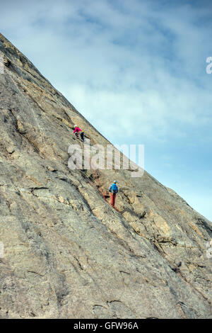 Zwei Sportkletterer auf Reine Platte, Moskenes, Lofoten Arktis Norwegen Stockfoto