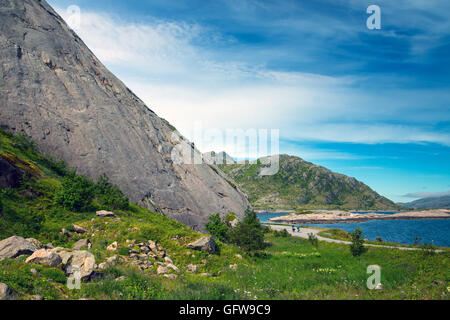 Zwei auf Reine Platte, Sportkletterer, wie zwei von Moskenes, Lofoten Arktis Norwegen Radfahrer Stockfoto