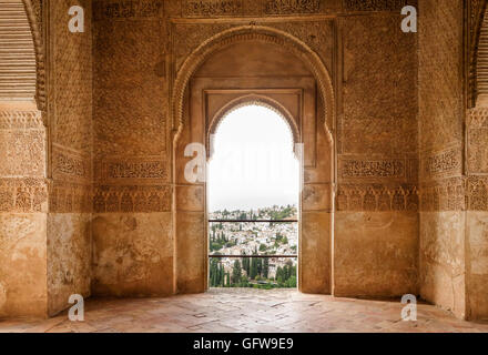 Maurische verzierte Tür, Palacio de Generalife, Alhambra, Sommer Palast der Nasriden Emire, Könige, Granada, Andalusien, Spanien. Stockfoto