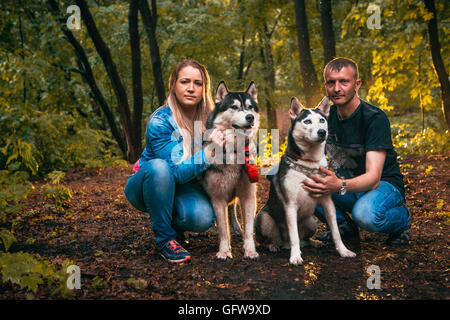 Familie mit husky Hunde im Wald. Stockfoto