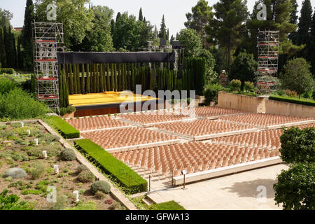 Bühne mit Stühlen, für musikalische Veranstaltung in Gärten der Alhambra, Generalife, Granada, Spanien. Stockfoto