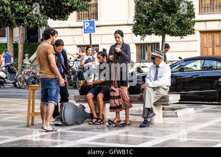 Gruppe von Straßenmusikern, Flamenco, Tanz, Vorbereitung einer Show, Granada, Spanien. Stockfoto