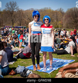 2016 am 17 März, USA New York, Brooklyn. Präsidentschaftskandidatur Rallye Kandidat Bernie Sanders im Prospect Park. Rosa Stockfoto