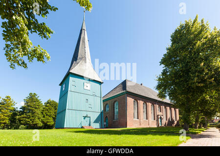 St.-Margarethen-Kirche mit dem blauen hölzernen Glockenturm im Dorf Sankt Margarethen, Schleswig-Holstein, Deutschland Stockfoto