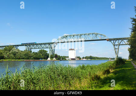 Pendler trainieren über Hochdonn hohe Brücke, historische Eisenbahnbrücke über den Nord-Ostsee-Kanal in Hochdonn Stockfoto