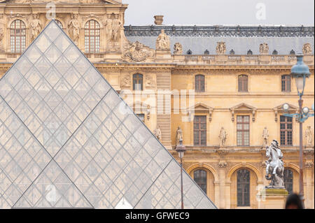 Paris-Louvre-Pyramide, Detail der Fassade des Louvre und Glas Pyramide in Paris, Frankreich. Stockfoto