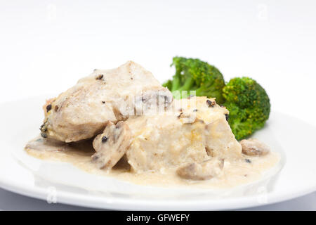 Wolfsbarschfilet mit Pilzen serviert Stockfoto