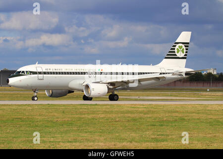 Stuttgart/Deutschland 18. Juli, 2015:Airbus 320 von Aer Lingus mit Retro am Stuttgarter Flughafen. Stockfoto