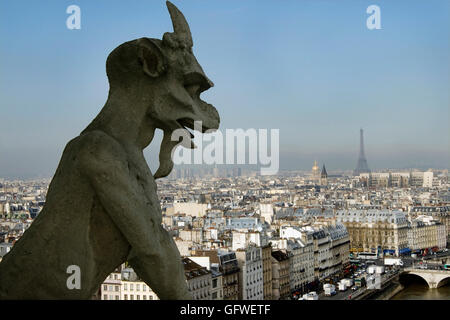 Ein Foto der Galerie des Chimeres auf der Spitze der Kathedrale Notre Dame in Paris Stockfoto