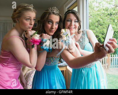 Drei Mädchen, die Prom Selfies. Stockfoto