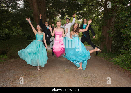 Eine Gruppe von Freunden auf dem Weg zu ihrer Prinzessin unter dem Motto High School Abschlussball. Stockfoto