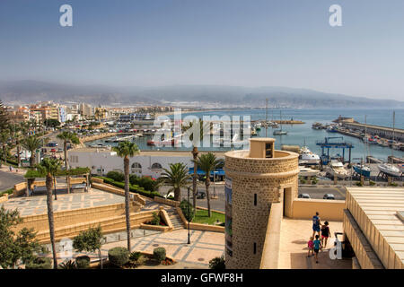 Blick auf den Jachthafen und die Küste von Castillo de Santa Ana, Roquetas de Mar, Costa Almeria, Spanien Stockfoto