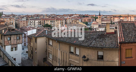 Panorama im Sonnenaufgang über Segovia, Spanien. Olderst-Viadukt im Land ist das größte Wahrzeichen. Stockfoto