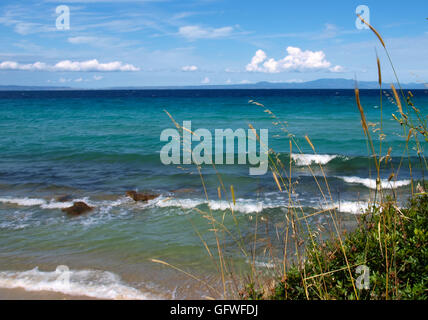 Wellen am Strand von Athitos Chalkidiki Kassandra Griechenland Stockfoto