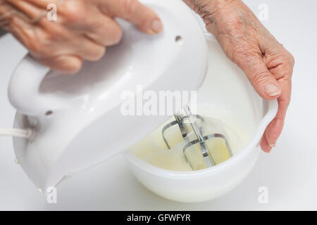 Eiweiß Schnee schlagen Stockfoto
