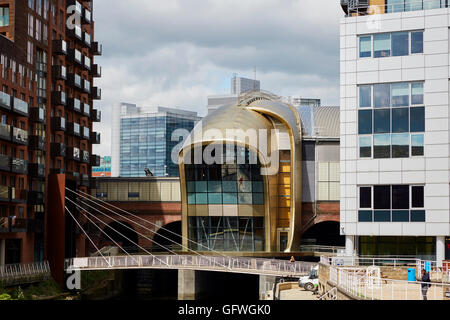 Bahnhof Leeds südlichen Eingang ikonischen Eingang goldfarben eloxiertem Aluminium Schindeln aus Getreidespeicher Wharf Stockfoto