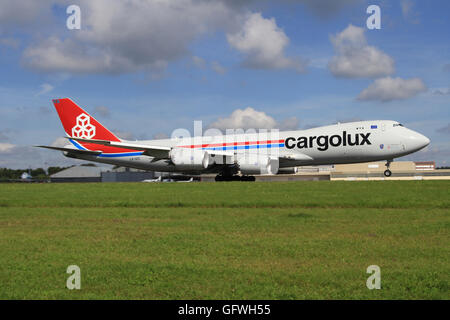 Luxemburg/Luxemburg 9. April 2016: Boeing 748 von Cargolux Besteuerung am Flughafen Luxemburg Stockfoto