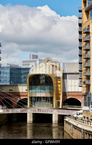 Bahnhof Leeds südlichen Eingang ikonischen Eingang goldfarben eloxiertem Aluminium Schindeln aus Getreidespeicher Wharf Stockfoto