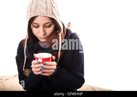 Das Mädchen mit einer Tasse Tee. Isoliert auf weißem Hintergrund Stockfoto