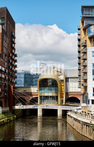 Bahnhof Leeds südlichen Eingang ikonischen Eingang goldfarben eloxiertem Aluminium Schindeln aus Getreidespeicher Wharf Stockfoto