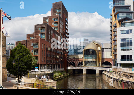 Leeds Bahnhof südlichen Eingang ikonischen Eingang goldfarben eloxiertem Aluminium Schindeln aus Leeds Dock. Stockfoto