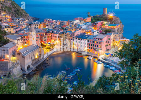 Nacht-Vernazza, Cinque Terre, Ligurien, Italien Stockfoto