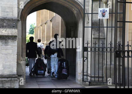 Cheltenham Gloucestershire England Cheltenham College-Studenten mit Gepäck zu Fuß durch Torbogen Stockfoto