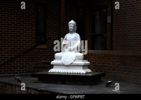 Surrey England Frensham Pond Hotel Buddha-Statue Stockfoto