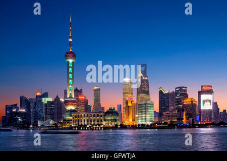 Pudong-Skyline bei Nacht, China Stockfoto