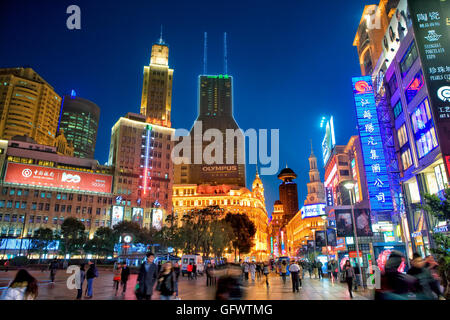 Nanjing Road in der Nacht in Shanghai, China Stockfoto