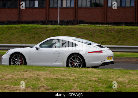 Einen weißen Porsche Carrera 911 S Sportwagen Reisen entlang der Kingsway Schnellstraße in Dundee, Großbritannien Stockfoto