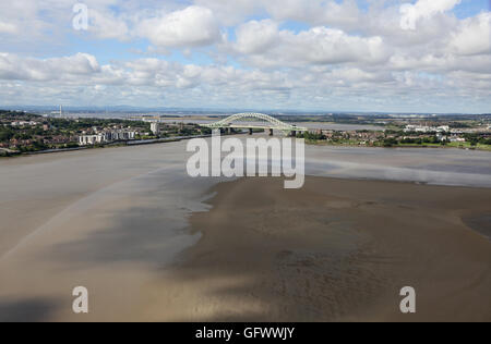 Allgemeine Übersicht über den Fluss Mersey in Runcorn zeigt Silberjubiläum Brücke, Mündung Wattflächen und Waliser Berge im Hintergrund Stockfoto
