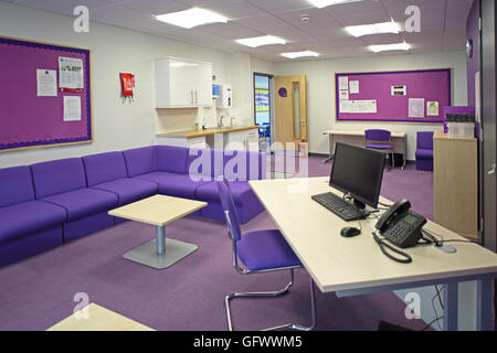 Büro/Verwaltung Bereich in einer neuen Grundschule. Zeigt Administratoren Schreibtisch, Sitzecke und Küchenzeile Stockfoto