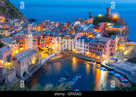 Nacht-Vernazza, Cinque Terre, Ligurien, Italien Stockfoto